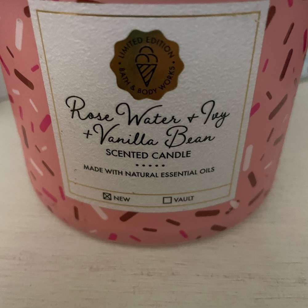 Bath and Body Works Candle New - Picture 3 of 5